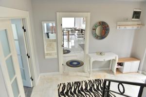a room with a hallway with a table and a mirror at Villa Opera Kemer Müstakil Villa in Kemer