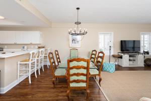 Η κουζίνα ή μικρή κουζίνα στο St. Simons Grand #105