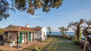 ポンタ・デルガダにあるOceanfront Casa do Miranteの海の見える家