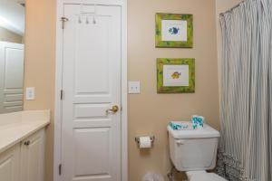 Ένα μπάνιο στο St. Simons Grand #105 +29 φωτογραφίες