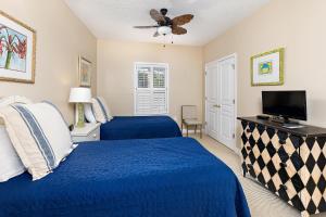 Ένα ή περισσότερα κρεβάτια σε δωμάτιο στο St. Simons Grand #105