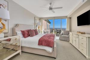 Ένα ή περισσότερα κρεβάτια σε δωμάτιο στο St. Simons Grand #323