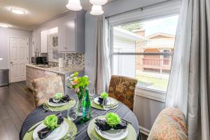 Η κουζίνα ή μικρή κουζίνα στο Retreat with Fenced Backyard in Kingsport!