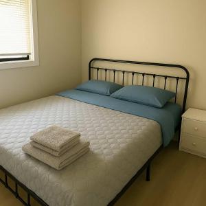 Ένα ή περισσότερα κρεβάτια σε δωμάτιο στο 3-bedroom Englewood Lakefront Main House