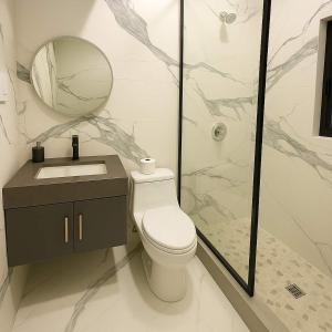 Ένα μπάνιο στο 3-bedroom Englewood Lakefront Main House +6 φωτογραφίες