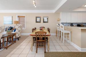 Una cocina o cocineta en St. Simons Grand #322