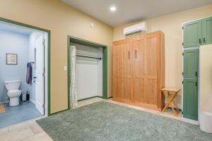 Koupelna v ubytování Less Than half Mi to OSU Studio in Corvallis Near Parks + 18 fotografií