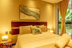 ein Schlafzimmer mit einem Bett und einem Fenster in der Unterkunft Casa em condomínio beira mar Serena E1 by Qavi in Barra do Camaragibe