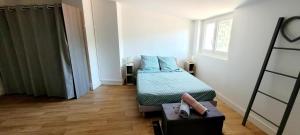 Ένα ή περισσότερα κρεβάτια σε δωμάτιο στο Logement spacieux