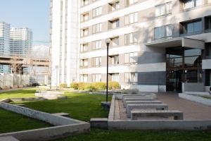 a building with benches in front of a building at Loica Host - Departamentos amoblados a pasos del metro in Santiago