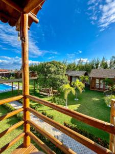 - une vue sur le jardin depuis la terrasse couverte d'une maison dans l'établissement La Belle de Jour, à Majorlândia