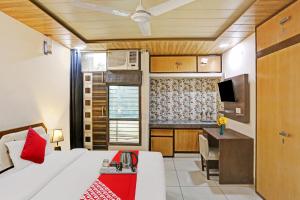 salon z białą kanapą i kuchnią w obiekcie Hotel O THE KNIGHT INN w Nowym Delhi