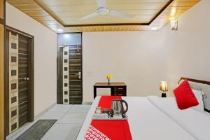 sypialnia z łóżkiem z czerwonym stołem w obiekcie Hotel O THE KNIGHT INN w Nowym Delhi +41 zdjęć