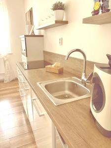 Kuchyňa alebo kuchynka v ubytovaní Trio Apartments