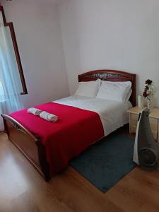 梅斯特Stay Venice Station的卧室里有一张大床，上面铺着红毯子