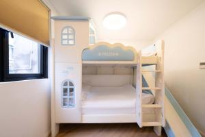 Letto a castello in camera con letto a castello in una casa di ZHome-Three floors 4 bedrooms - near Nanjing Road a Shanghai