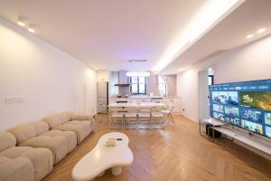 un soggiorno con divano e TV a grande schermo di ZHome-Three floors 4 bedrooms - near Nanjing Road a Shanghai