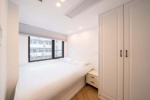 Letto o letti in una camera di ZHome-Three floors 4 bedrooms - near Nanjing Road