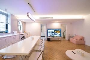 TV o dispositivi per l'intrattenimento presso ZHome-Three floors 4 bedrooms - near Nanjing Road