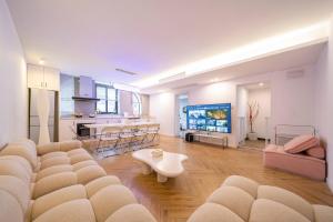 un soggiorno con divano e TV di ZHome-Three floors 4 bedrooms - near Nanjing Road a Shanghai