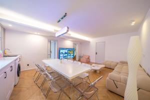 TV o dispositivi per l'intrattenimento presso ZHome-Three floors 4 bedrooms - near Nanjing Road