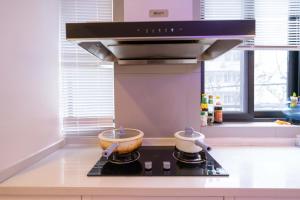 Cucina o angolo cottura di ZHome-Three floors 4 bedrooms - near Nanjing Road