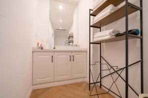 Foto dalla galleria di ZHome-Three floors 4 bedrooms - near Nanjing Road a Shanghai