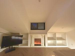 TV o dispositivi per l'intrattenimento presso ZHome-Three floors 4 bedrooms - near Nanjing Road