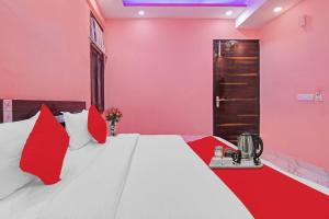 Postel nebo postele na pokoji v ubytování Super Hotel O Rishabh Inn