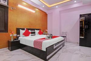 Postel nebo postele na pokoji v ubytování Super Hotel O Rishabh Inn