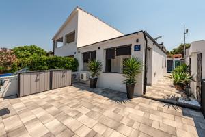 ヴィルにあるTiny Pool Houseの塀と鉢植えの家