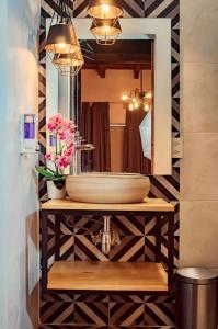 ein Badezimmer mit Waschbecken und Spiegel in der Unterkunft loft Diego en San Cristóbal de las Casas in San Cristóbal de las Casas