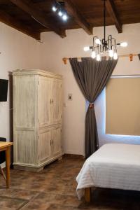 ein Schlafzimmer mit einem Bett und einer Kommode in einem Zimmer in der Unterkunft loft Diego en San Cristóbal de las Casas in San Cristóbal de las Casas