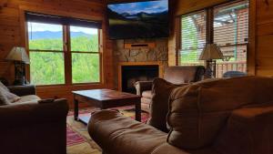 Televisyen dan/atau pusat hiburan di Best 3King EnSuites, Views, Game&Theater Rms, Pool