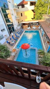 Kolam renang di atau dekat dengan Brian Hotel