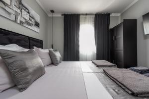 ヴィルにあるTiny Pool Houseの大きな白いベッドと窓のある寝室 +111枚の写真