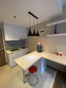 SeturanにあるStudentpark Apartment by Jia Roomのキッチン(カウンター、赤いスツール付)