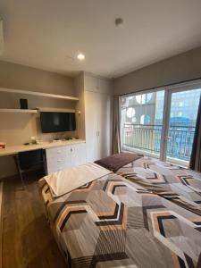 SeturanにあるStudentpark Apartment by Jia Roomのベッドルーム1室(大型ベッド1台、デスク、窓付)