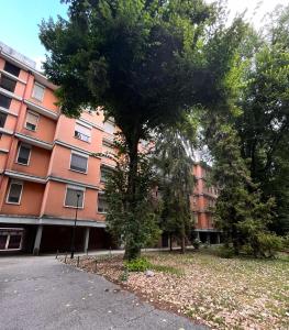 an apartment building with a tree in front of it at Casa Villaggio Laguna in Venice
