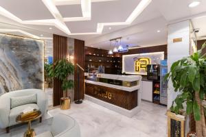 a store lobby with a chair and a counter at Gardenia Park Al Rawabi Serviced Apartments Economyجاردنيا بارك الروابي للشقق المخدومةاقتصادي in Quwayzah