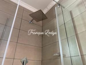 Una ducha en un baño con las palabras Pineapple Lodge en Franque Lodge, en Durban 11 fotos más
