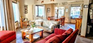 una sala de estar con un sofá y una mesa en Casa Barrio La Colina 15 pax, en San Carlos de Bariloche
