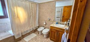 Un baño con inodoro, lavabo y ducha. en Casa Barrio La Colina 15 pax, en San Carlos de Bariloche 28 fotos más