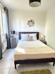 Ένα ή περισσότερα κρεβάτια σε δωμάτιο στο joli appartement