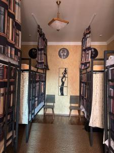 Voodi või voodid majutusasutuse Pariss Library Hostel toas