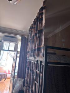 Voodi või voodid majutusasutuse Pariss Library Hostel toas