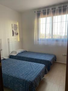 dwa łóżka w pokoju z dwoma oknami w obiekcie Urb. Los Collados .Águilas Apartamento w mieście Águilas +23 zdjęcia