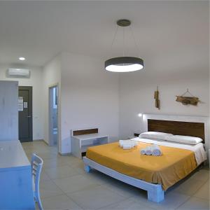 a bedroom with a bed with towels on it at B&B CASA CALETA in Porto Cesareo