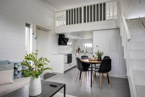 OnsalaNew villa, 45sqm, 2 bedrooms, loft, 80m from beach, fantastic views & very quiet area的配有桌椅的厨房和客厅