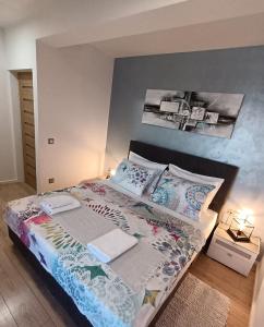 En eller flere senge i et værelse på Holiday&Suite Klanac + 47 billeder